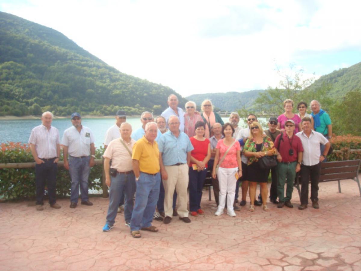 Grupo de personas que visitaron el embalse de Eugui y la potabilizadora de Urtasun