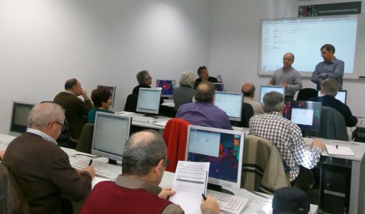 Curso de informtica e Internet, inaugurado por Fermn Castiella, del Gobierno de Navarra