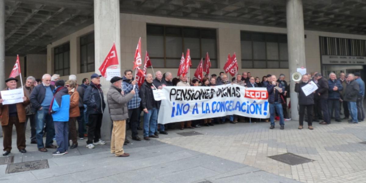 Un centenar de personas se concentran para exigir la revalorizacin de las pensiones